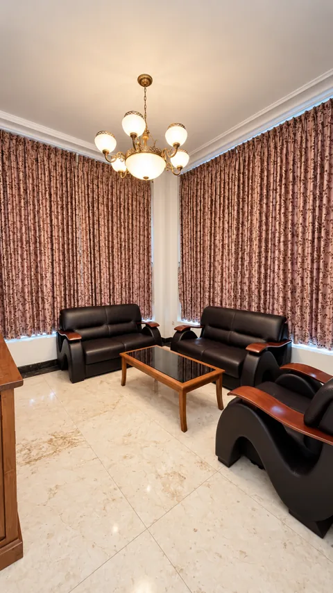 Ruang VIP / Ruang Rias dengan sofa, meja, dan tirai